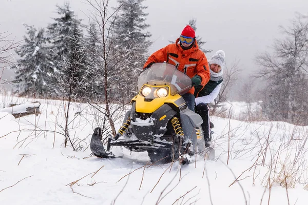Atleti Una Motoslitta Che Muovono Nella Foresta Invernale Tra Montagne — Foto Stock