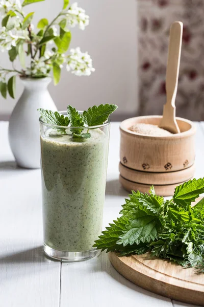 Smoothies Yaourt Ortie Herbes Sur Une Table Lumineuse — Photo gratuite