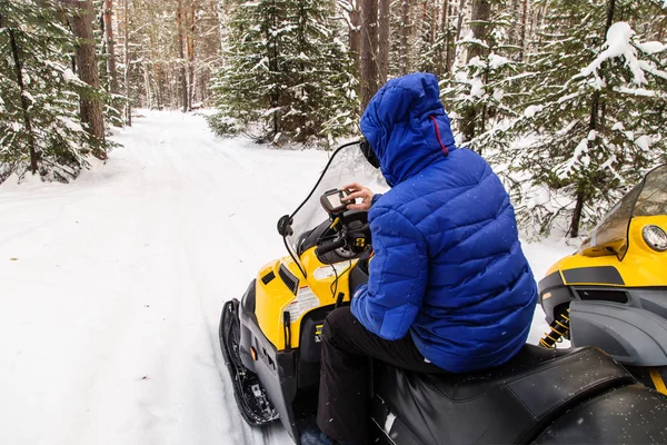 Κορίτσι Ένα Snowmobile Καθοδηγείται Από Gps Navigator Στα Βουνά Ουραλίων — Φωτογραφία Αρχείου