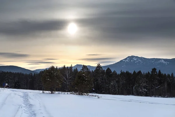 Kerst Zonsondergang Oeral Laatste Stralen Van Ondergaande Zon — Stockfoto
