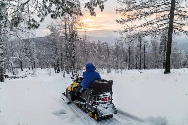 Μια Γυναίκα Ένα Snowmobile Θαυμάζει Ηλιοβασίλεμα Στα Βουνά Ουραλίων — Φωτογραφία Αρχείου