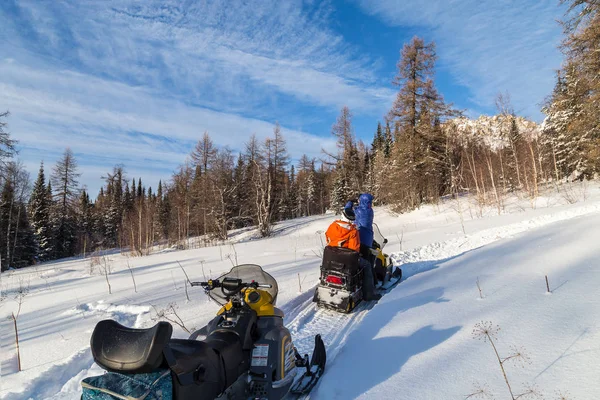 Una Donna Una Motoslitta Fotografa Uno Smartphone Paesaggio Tra Montagne — Foto Stock