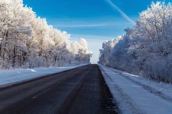 Zimą Droga Pośród Ośnieżonych Lasów Górach Uralu — Darmowe zdjęcie stockowe