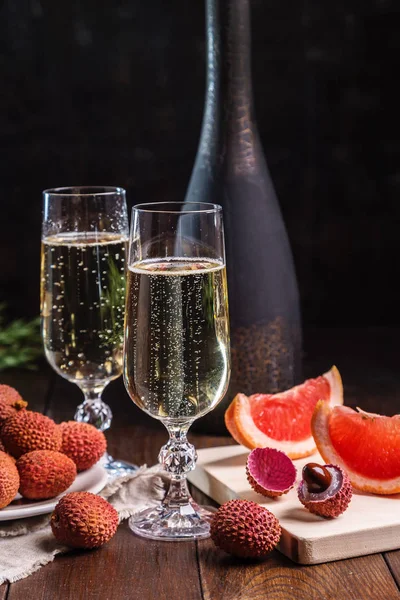 Şampanya Lychee Karanlık Bir Arka Plan Üzerinde Greyfurt — Stok fotoğraf