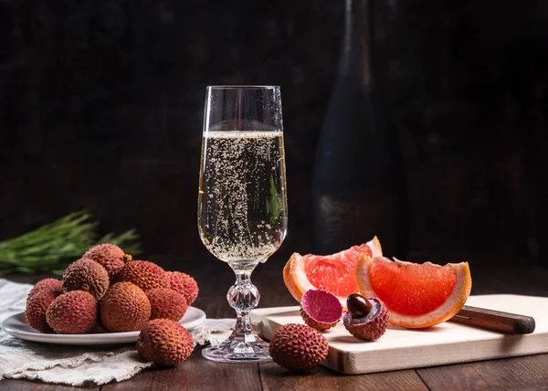 Champagne Litchi Pompelmi Fondo Scuro — Foto Stock