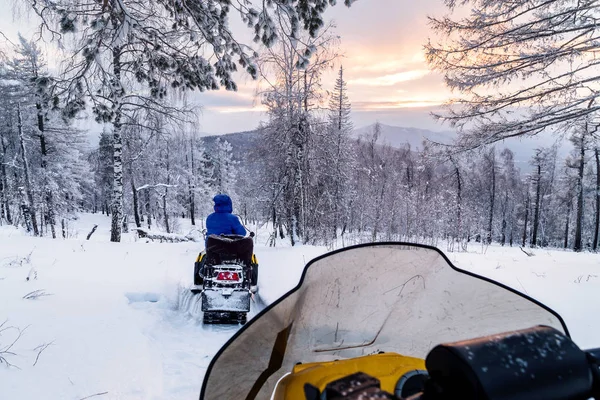 Kar Motosikletleri Uralların Dağlarda Yürüyüş — Stok fotoğraf