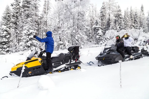 Αθλητές Ένα Snowmobile Κινείται Στο Δάσος Του Χειμώνα Στα Βουνά — Φωτογραφία Αρχείου