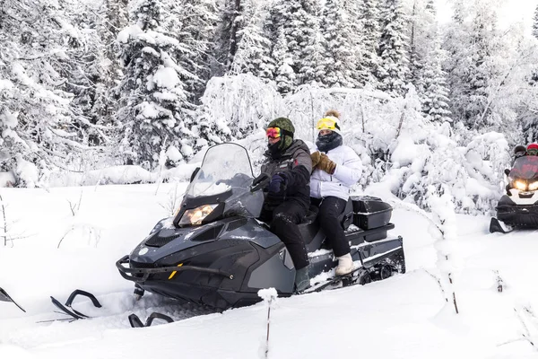 Atletas Snowmobile Movendo Floresta Inverno Nas Montanhas Dos Urais Sul — Fotografia de Stock