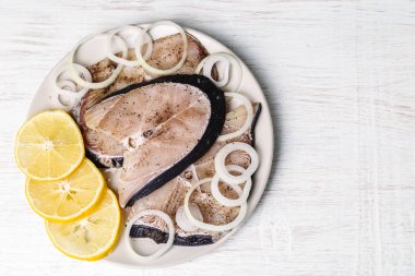 Baharatlar ve soğan ile tuzlu balık.