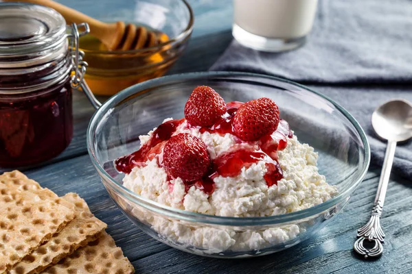 Quark Mit Marmelade Und Erdbeere Auf Einem Holztisch — Stockfoto