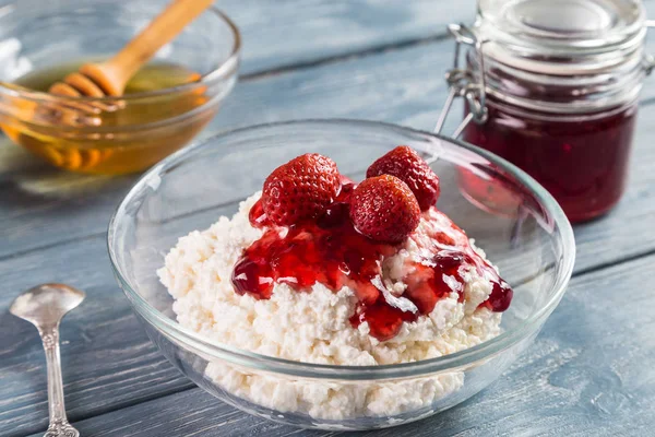 Quark Mit Marmelade Und Erdbeere Auf Einem Holztisch — Stockfoto