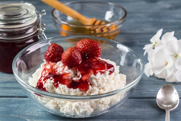 Quark Mit Marmelade Und Erdbeere Auf Einem Holztisch — Stockfoto