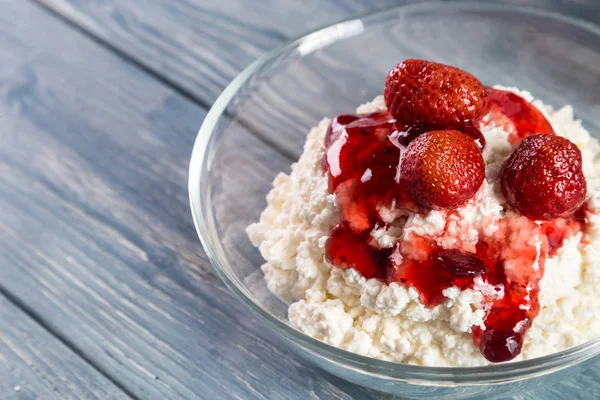 Quark Mit Marmelade Und Erdbeere Auf Einem Holztisch — Stockfoto