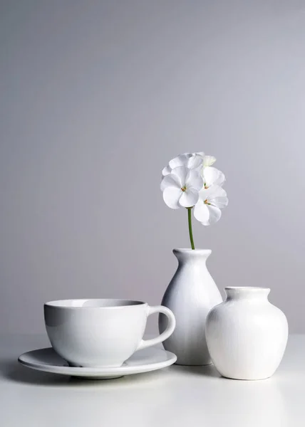 Beyaz Yemekler Hafif Bir Arka Plan Üzerinde Bir Vazoda Çiçek — Stok fotoğraf