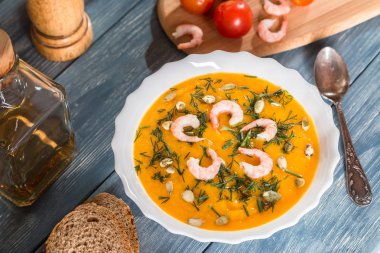 Kabak kremalı çorba ile görüntü.