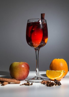 Bir fougeres ve baharat hafif bir arka plan üzerinde mulled şarap.