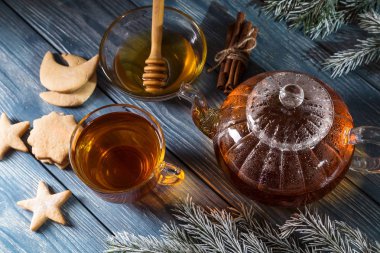 Çay ve kurabiye ahşap bir masa üzerinde Kupası.