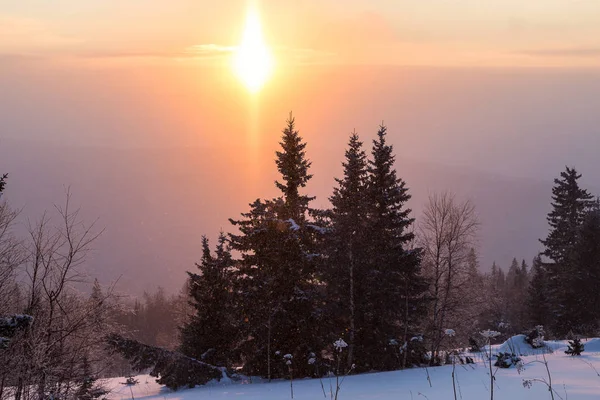 Puesta Sol Navidad Las Montañas Los Urales Los Últimos Rayos —  Fotos de Stock