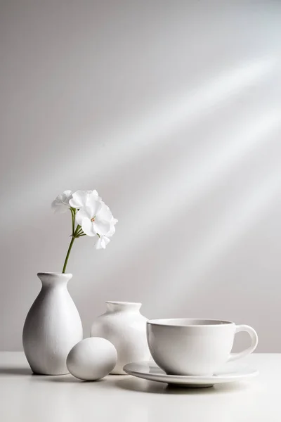 Beyaz Yemekler Hafif Bir Arka Plan Üzerinde Bir Vazoda Çiçek — Stok fotoğraf
