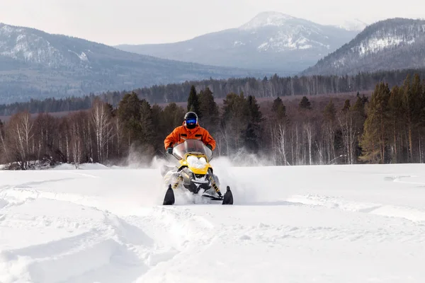 Sportler auf einem Schneemobil. — Stockfoto