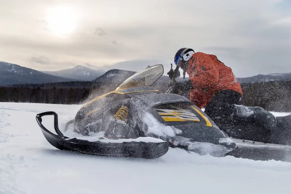 Atleet op een sneeuwscooter. — Stockfoto