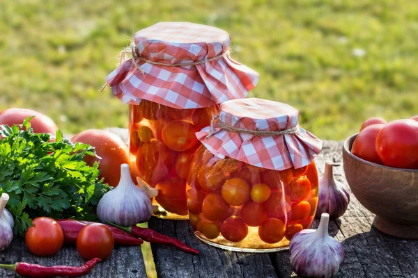 Bild mit Tomatenkonserven. — Stockfoto