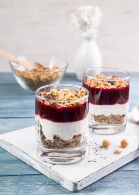 Granola ve yoğurt ile.