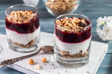 Granola ve yoğurt ile.