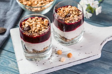 Granola ve yoğurt ile.