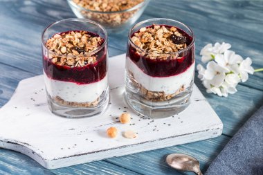 Granola ve yoğurt ile.