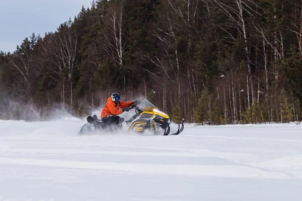 Atleta em uma moto de neve. — Fotografia de Stock