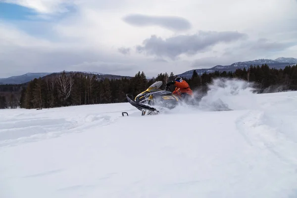 Idrottare på snöskoter. — Stockfoto