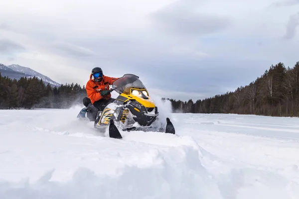 Atleta em uma moto de neve. — Fotografia de Stock