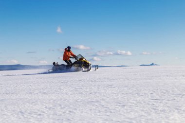 Kar motosikletinde bir atlet.