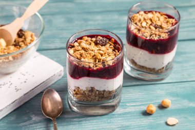 Granola ve yoğurt ile.