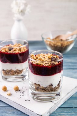 Granola ve yoğurt ile.