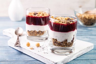 Granola ve yoğurt ile.