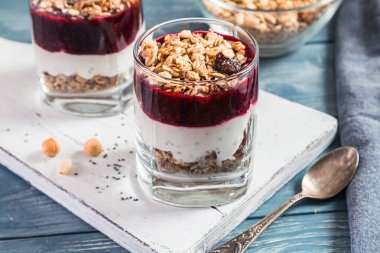 Granola ve yoğurt ile.