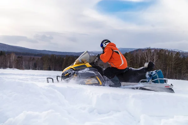 Sportler auf einem Schneemobil. — Stockfoto