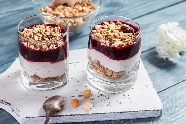 Granola ve yoğurt ile.