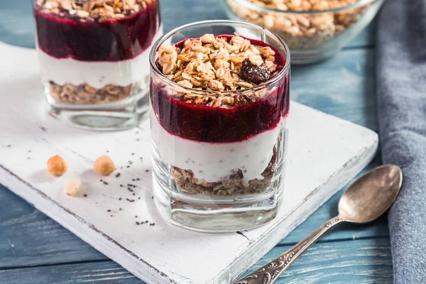 Granola ve yoğurt ile.