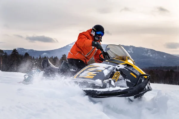 Atleta em uma moto de neve. — Fotografia de Stock