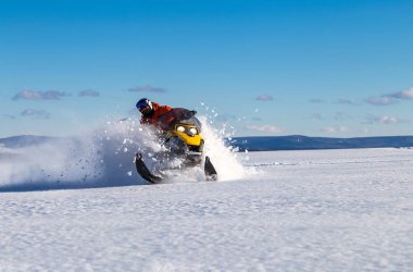 Kar motosikletinde bir atlet.