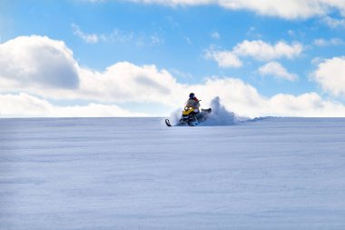Kar motosikletinde bir atlet.