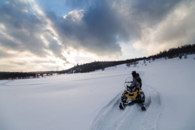 Kar motosikletinde bir atlet.