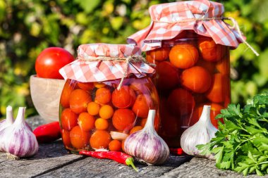 Konserve domates ile görüntü.