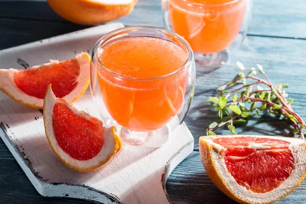 Фото с грейпфрутовым соком . — стоковое фото