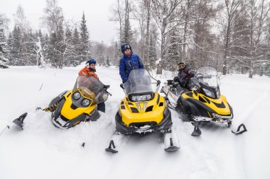 Kar motosikletindeki atletler.