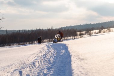 Kar motosikletinde bir atlet.
