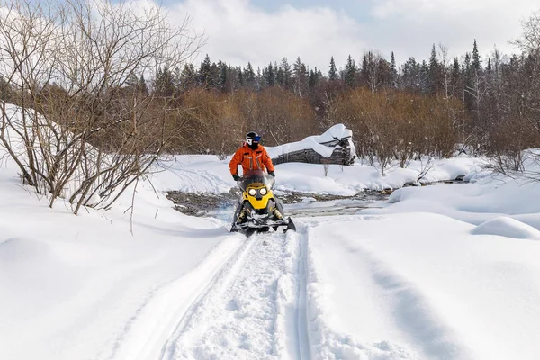 Atleta em uma moto de neve. — Fotografia de Stock